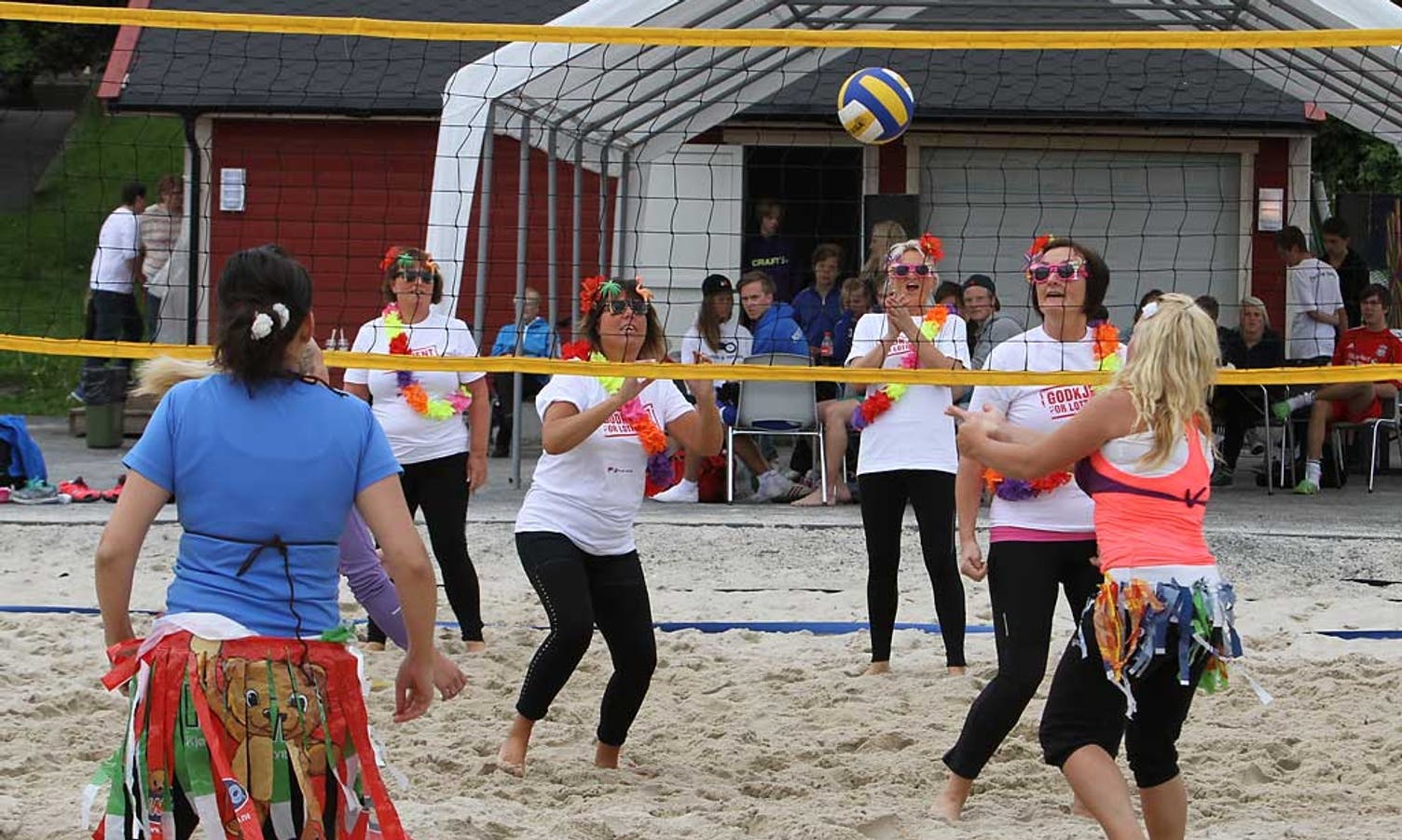 Det er konkurranse i både volleyball og fotball. (Foto: KVB)