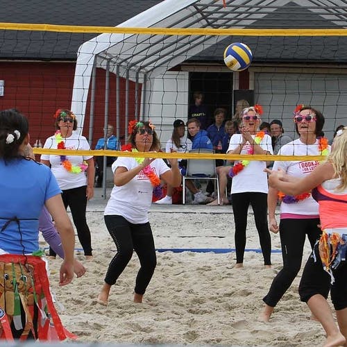 Det er konkurranse i både volleyball og fotball. (Foto: KVB)