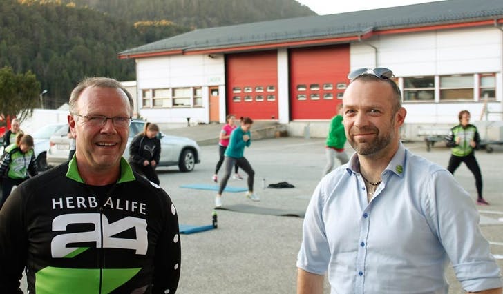 Rune Haugland og Eivind Hodneland i 24Fitclub framfor gruppa som nytta finvêret til utetrening torsdag (foto: Andris Hamre)