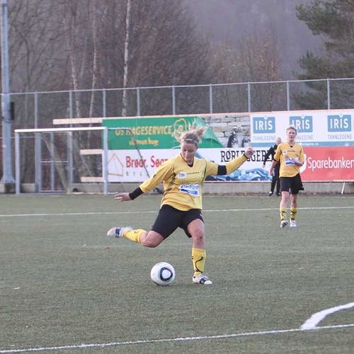 Trine Lund utlikna til 1-1, her med frispark i 2. omgang. (Lesarbilde, foto: Hilde Veglo/Anna Kolskogen)