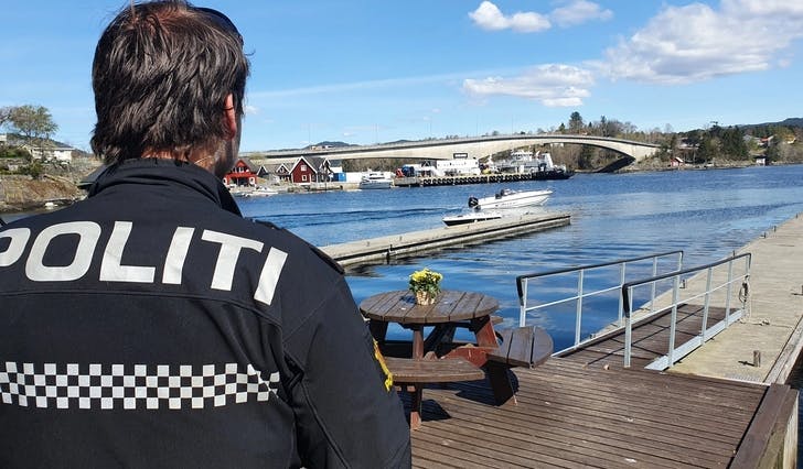 Du treng ikkje alltid båt for å sjekka båtførarar, som her på Vedholmen Landhandel i dag. (Foto: Politiet)