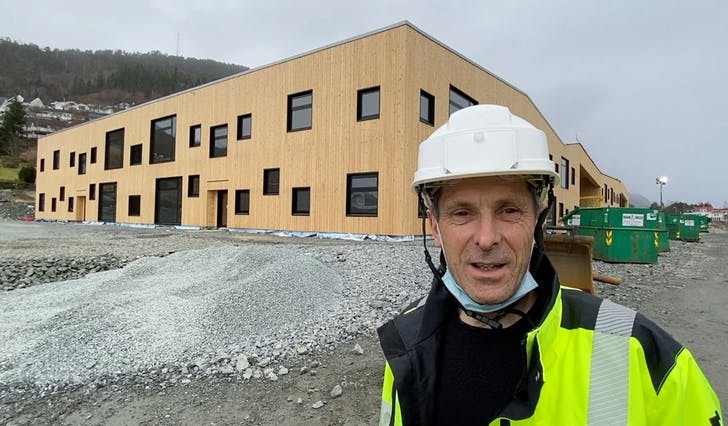 Prosjektleiar, Ole Håkon Sælen tar oss med på innsida av Borgafjellet skule. (Foto: Skjermskot)