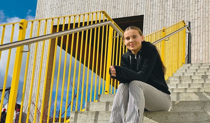 Nora Blindheim Nøss før kampar med U16 i 2021. No er ho ein av to frå Os som skal prøva å få U19 til EM. (Foto: Ørjan Håland)