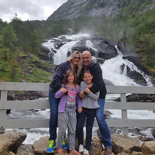 Vibeke, Paolo og døtrene i Kinsarvik i førre veke. (Privat foto)