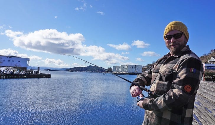 Roald Helle frå grunneigarlaget fiska for forskarar i dag, men såg ikkje akkurat uniformert ut. (Foto: Kjetil Vasby Bruarøy)