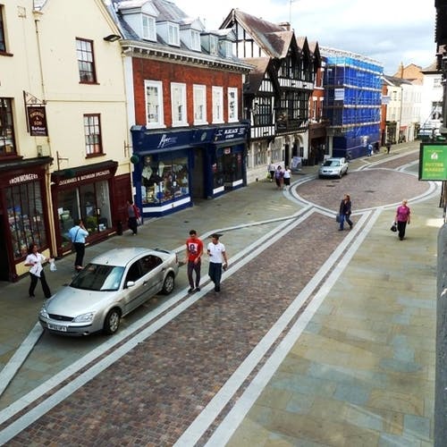 Løysinga «Shared space» er meir brukt i Europa enn i Noreg. Her frå Widemarsh Street i Hereford (foto: saferbrain.eu)
