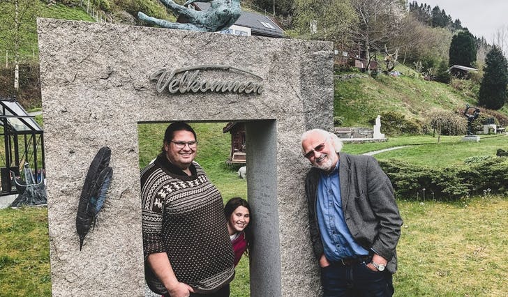 Tre generasjonar Bratlund Mæland ønskjer folk og fe velkomne til å boltra seg i den flotte kunsthagen i Solbakkestova. (Foto: ØH)