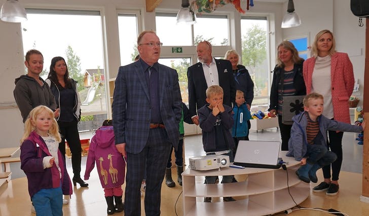 Fiskeriminister Per Sandberg fekk sjå og høyra om maritim pedagogikk i Skeisbotnen i dag. (Foto: Kjetil Vasby Bruarøy)