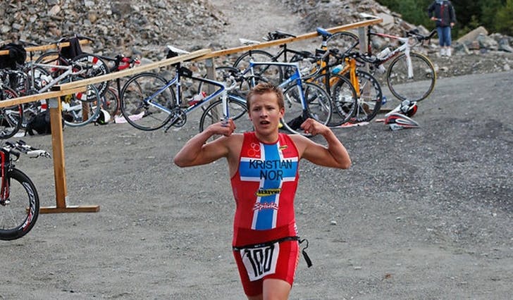 Kristian Blummenfelt i mål i Os Triathlon. I 2010 (bildet) blei det 2. plass, i 2012 blei det siger i proffklassen. (Foto: Andris Hamre, Midtsiden)