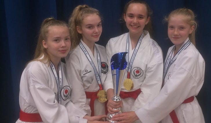 3 av dei 4 jentene på kvart av jentelaga er frå Os Karateklubb. Her er gullvinnarane i kadettklassen. (Privat foto, Mette Askvik)