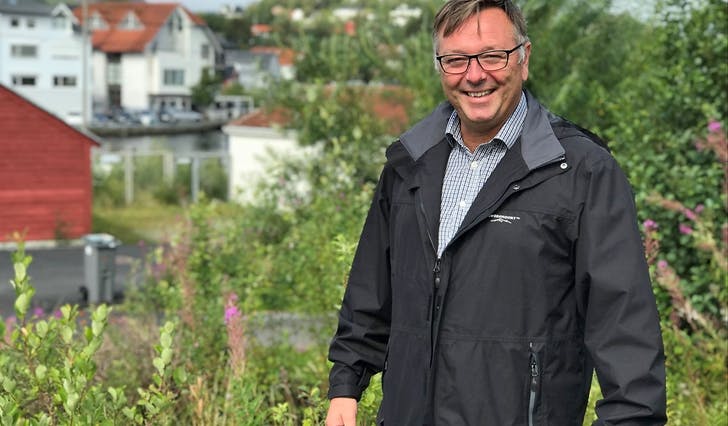 – Ei fenomenal tomt, solrik og sentrumsnær, seier Frode Haugland om tomta i Hamnevegen. (Foto: JM)