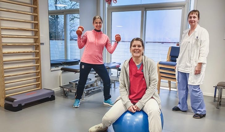 Jannicke Frotveit, Silje Lom Soldal og Caroline Druckrey-Fiskaaen er klare for å hjelpa dei med utfordringar etter covid-sjukdom. (Foto: Ørjan Håland)