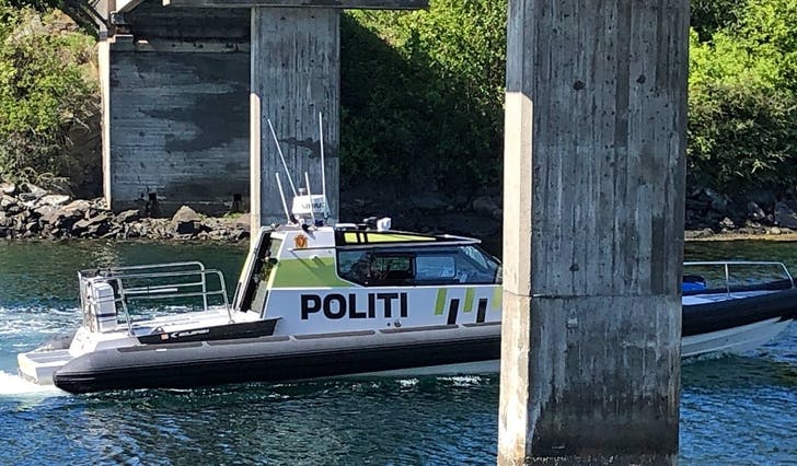 Politibåten Kjølen på veg mellom Sundøy og Bruarøy tidlegare i sommar. (Foto: Kjetil Vasby Bruarøy)