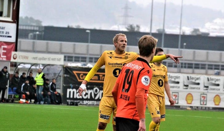 Vegard i debuten for Bodø/Glimt borte mot Åsane. Osingen Simen Helland Lassen med ryggen til. (Foto: Trond Gausemel, Hordalandsfotball.no)