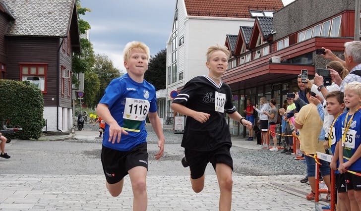 NESTEN MÅL FOTO: Det var tett duell mellom gutar klasse 10-11 år. (Foto: Susann Haukeland Børnes)