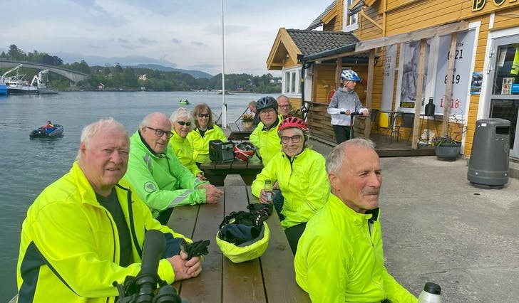 Påskestemning før pinse: Onsdag var 9 av 15 i sykkelgruppa på tur. Karsten M. Berntsen er nr to frå venstre. (Foto: Kjetil Vasby Bruarøy)