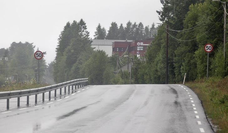 På Ulvensletta blir det skilta direkte til 50 km/t når du køyrer i 80-sona retning Strøno. (Foto: Kjetil Vasby Bruarøy)