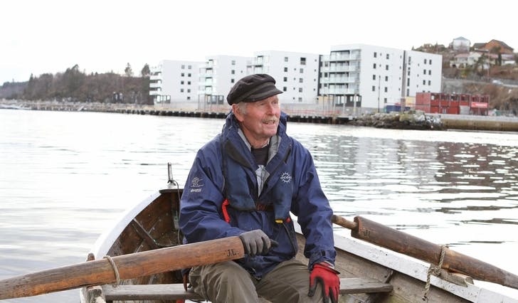 John i robåten sin, her i mars 2013, då han fylte 80 år. (Foto: Kjetil Vasby Bruarøy)