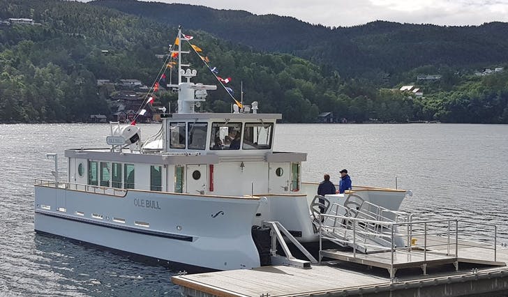 Nye «Ole Bull» kom til Lysøen onsdag morgon. (Foto: Roald Eliassen)