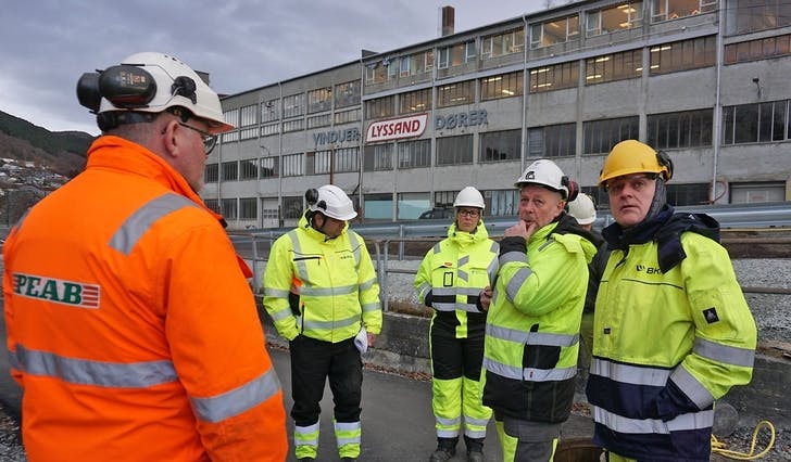 Peab, BKK og fylkeskommunen på synfaring langs heile prosjektet i dag. (Foto: Kjetil Vasby Bruarøy)