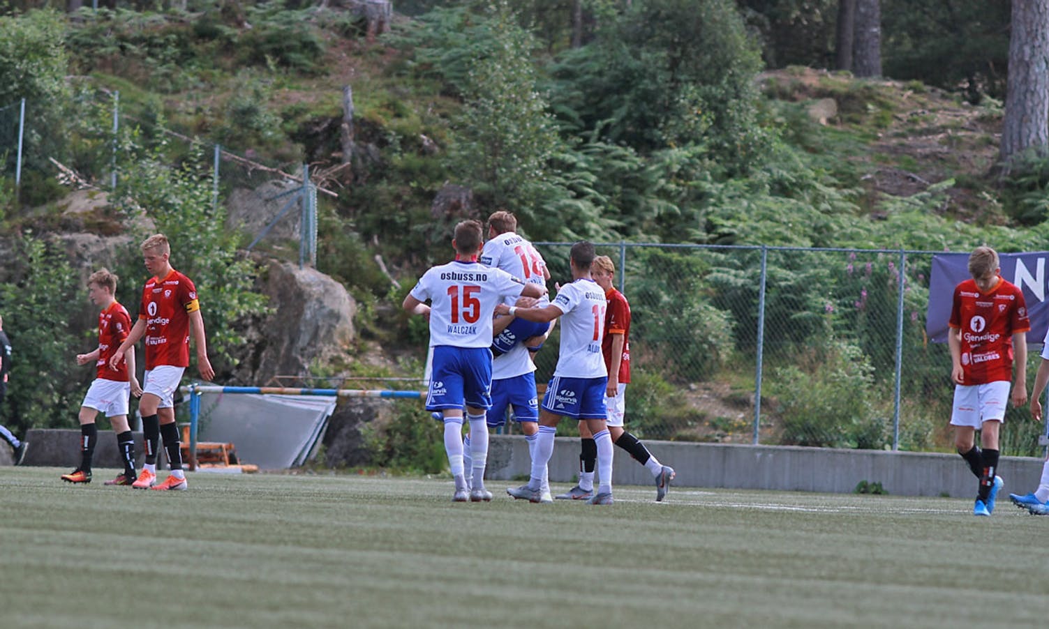 Even Hepsø Vetås vert feira for 3-0. (Foto: KOG)
