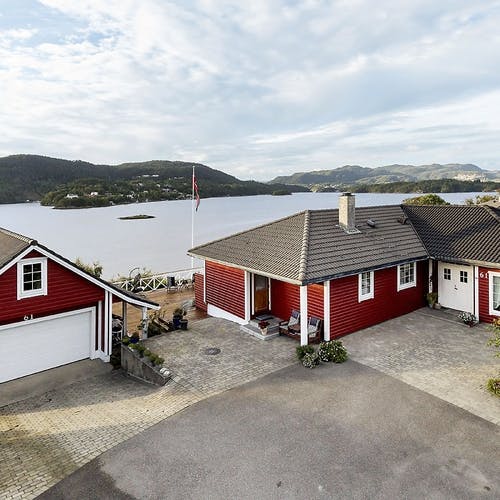 Frå eigedomen er det utsikt mot Sørstrøno. (Foto: Tom Erik Fredriksen, for Kaland & Partners)