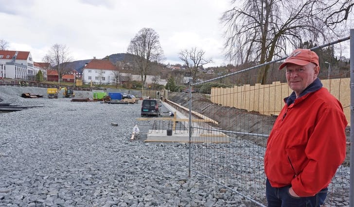 Otto Hægland ved parkeringshuset, som er under bygging. (Foto: Kjetil Vasby Bruarøy)