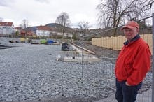 Otto Hægland ved parkeringshuset, som er under bygging. (Foto: Kjetil Vasby Bruarøy)
