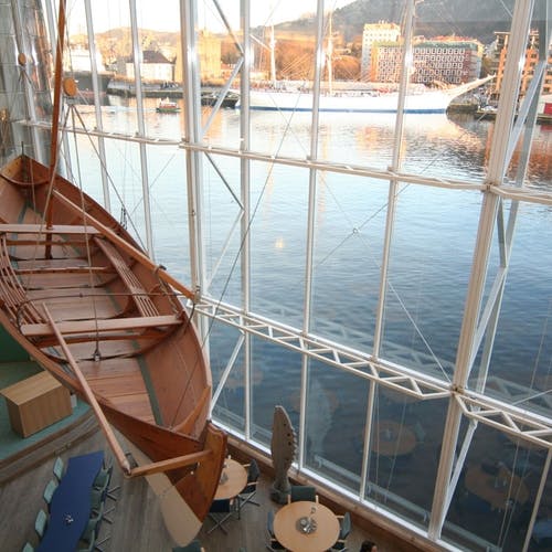 Ein båt bygd i same naustet heng no i Bergen. (Foto: Kjell Magnus Økland)