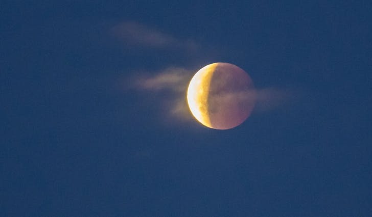 Måneformørkinga var først vanskeleg å sjå, men etterkvart som månen kom ut av skyggen blei det eit vakkert syn, som her i 23.30-tida. (Foto: Liv-Randi Lind)