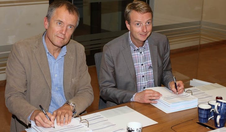 Dagleg leiar i Consto Bergen AS, Rune Sande signerte i dag kontrakta med Os kommune og ordførar Terje Søviknes (Frp) på å bygga nye Luranetunet (Foto: Andris Hamre)