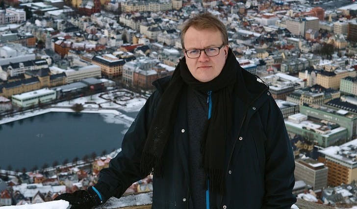 Tor Arve Røssland skal denne veka feira 20 år som forfattar. Dette gjer han med å lansera ei ny bok, «Kodeord Overlord».&nbsp;(Foto: Mangschou)