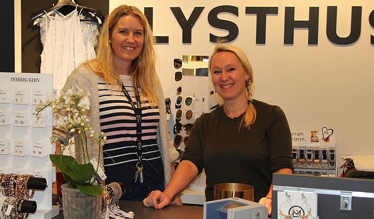 Senterleiar Silje Lygre var blant gratulantane då Monika Nord kunne re-opna Lysthuset i nye lokale i dag. (Foto: Cathrin Valestrand)