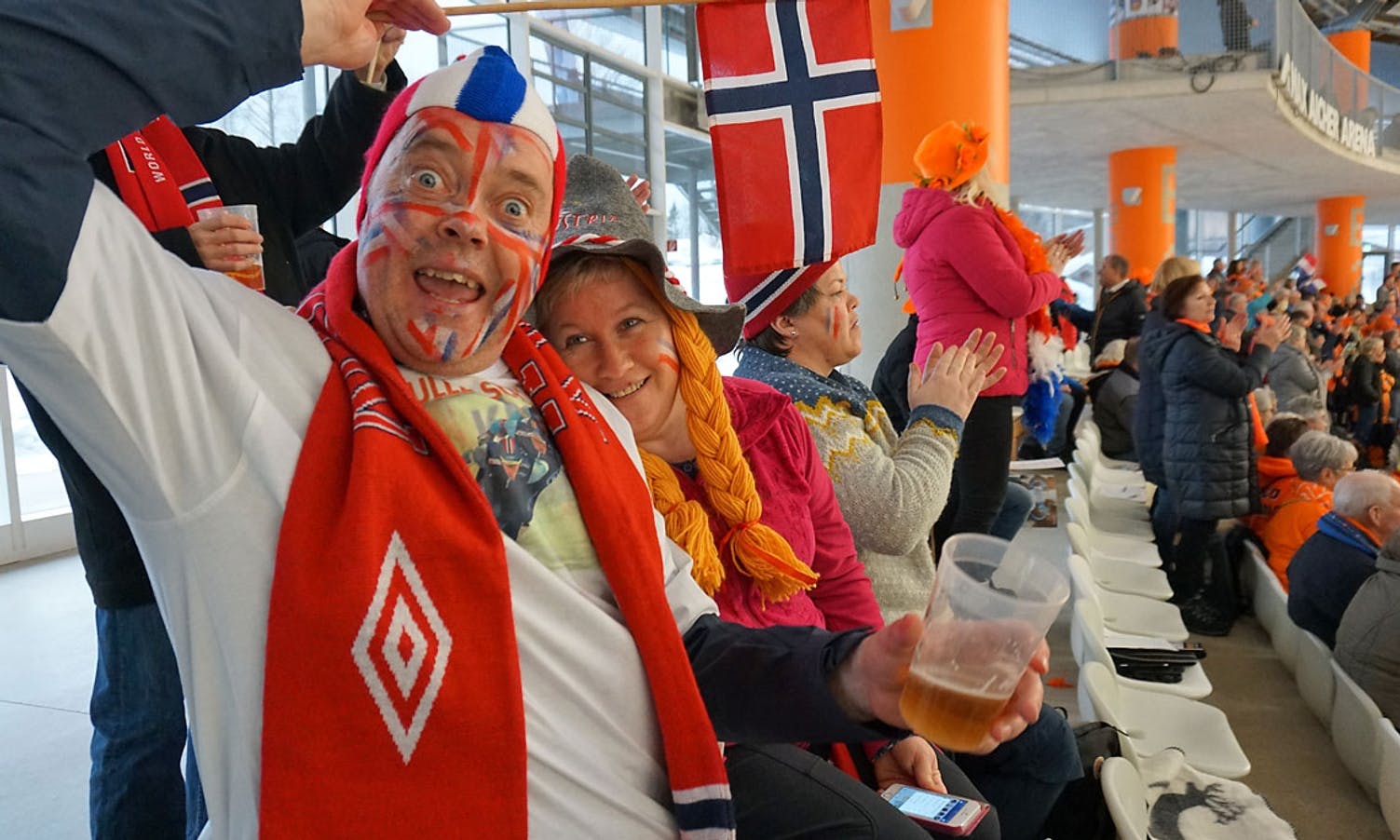 Tore og Annette lett uniformert på tribunen i Inzell i 2019, den norske leiren blanda med dei oransje nederlendarane. (Foto: Kjetil Osablod Grønvigh)
