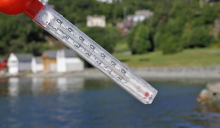 Dei siste åra har kommunen målt badetemperaturen fleire stadar, som her i Mobergsvikjo. (Foto: Kjetil Vasby Bruarøy)