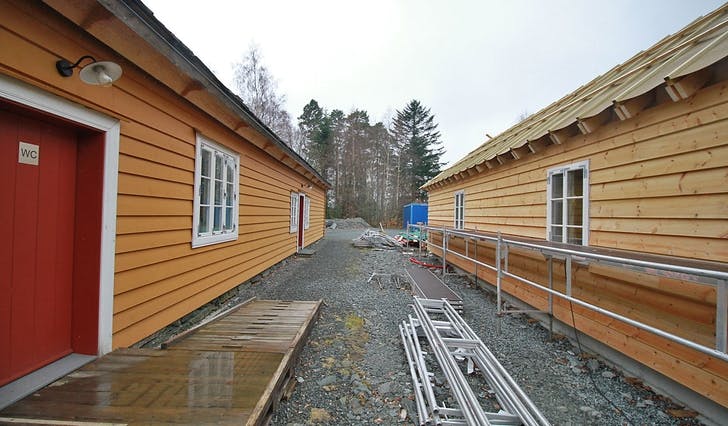 Til venstre: lemstova som vart opna i 2014 - Til høgre: rosemålarverkstaden som no verkeleg byrjar å ta form. (Foto: Kjetil Osablod Grønvigh)