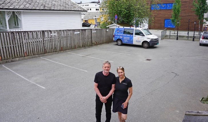 Om Jostein og Irene får det som dei vil, blir det både marknad og servering bak Telthuskvartalet. (Foto: Kjetil Vasby Bruarøy)