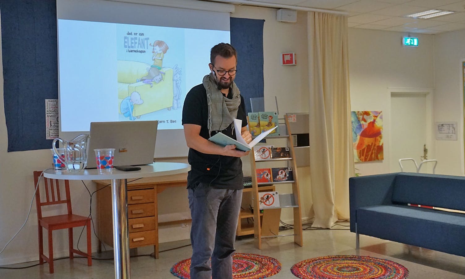 Bjørn Terje Bøe las boka «Det er ein elefant i barnehagen».  (Foto: KOG)