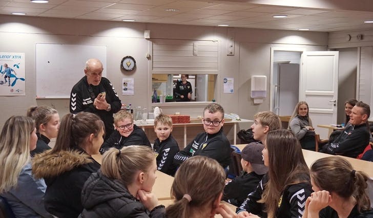 Elverhøy er flink å samla dei unge dommarane. Tysdag sto pizza og foredrag på menyen. (Foto: Kjetil Vasby Bruarøy)