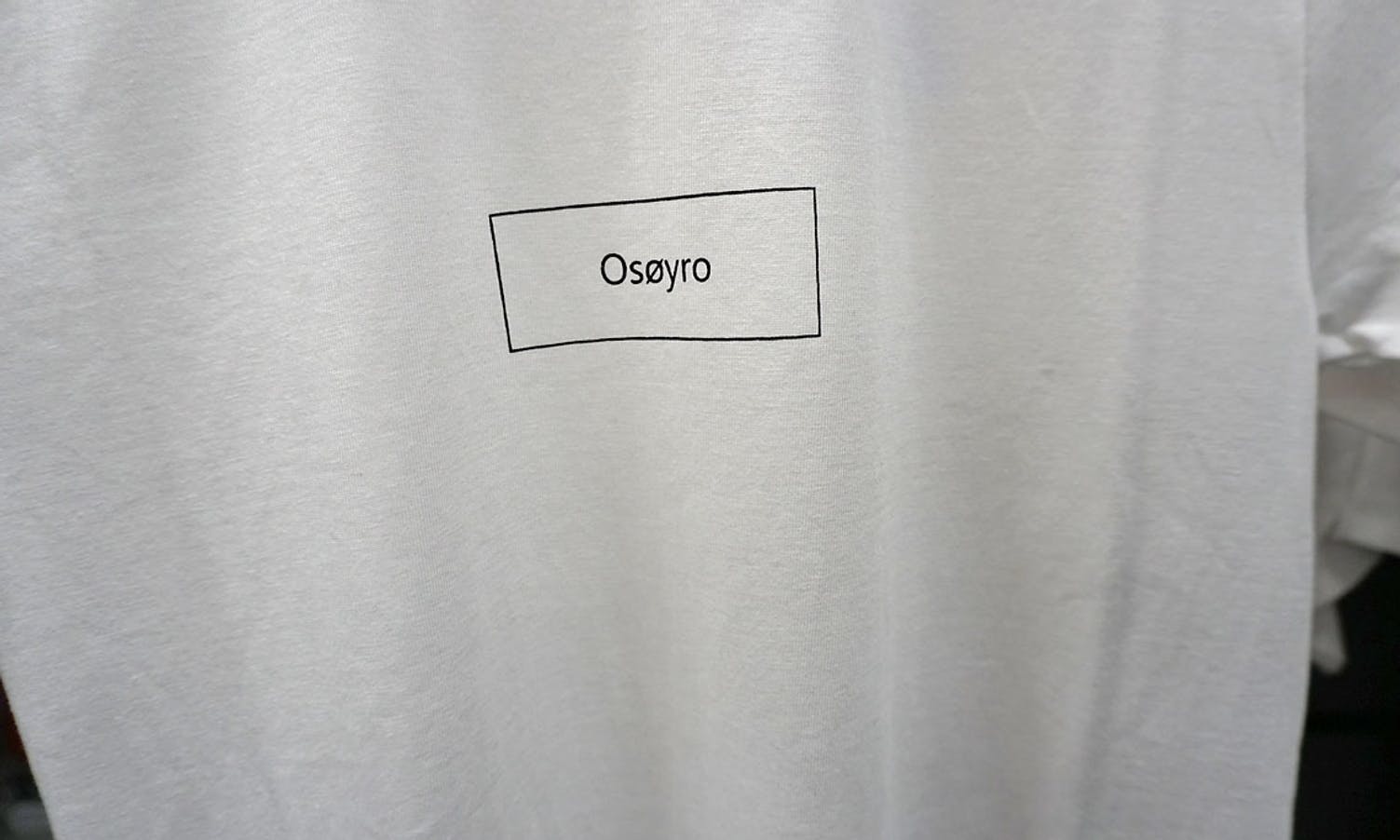 Osøyro er òg å finna på dei nye t-skjortene til Dysvik Clothing. (Foto: KOG)
