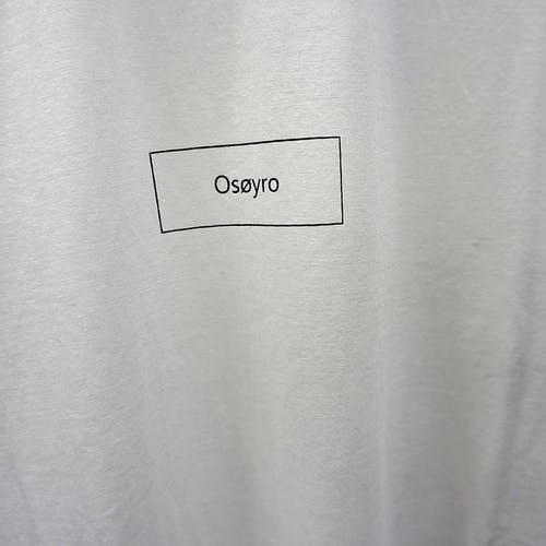 Osøyro er òg å finna på dei nye t-skjortene til Dysvik Clothing. (Foto: KOG)