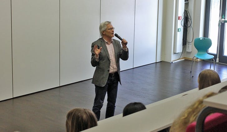 Språkprofessor Sylfest Lomheim held norsktimen på Nore Neset Ungdomsskule (foto: Andris Hamre)