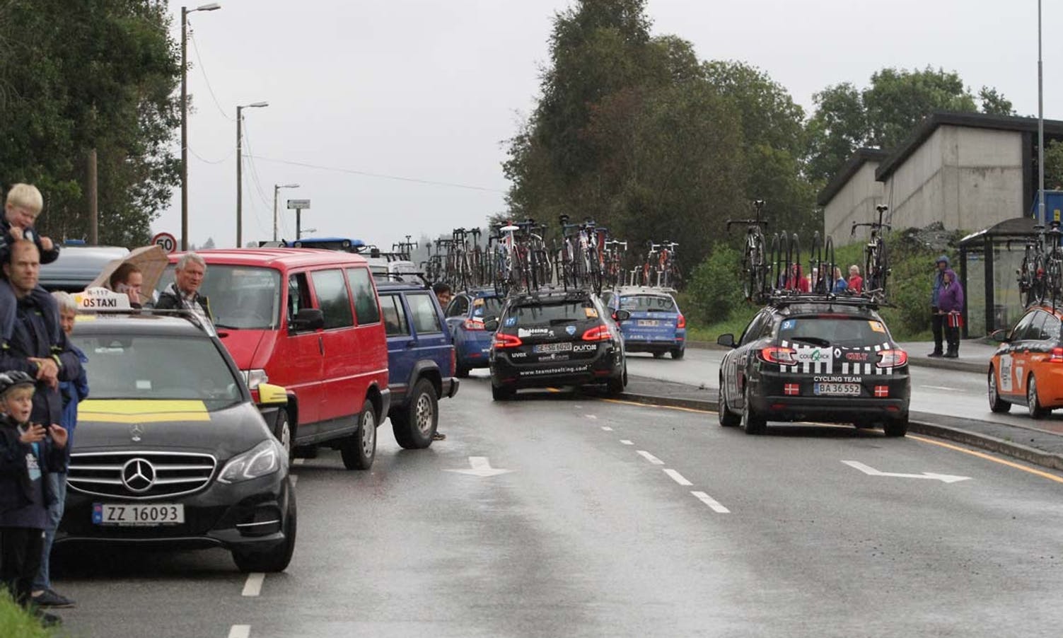 Litt trafikk-kaos når følgjebilane valde feil side av trafikkøya (foto: AH)