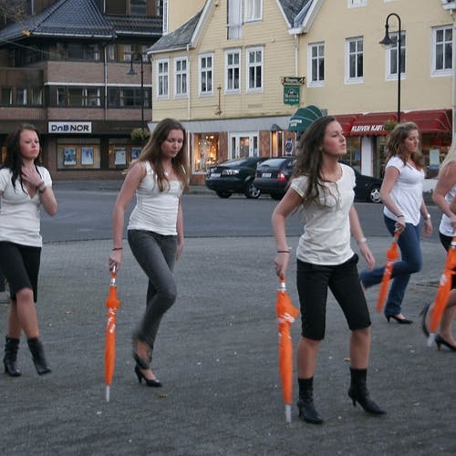 Ei dansegruppe frå Laksevåg deltok på lanseringa. (Foto: KVB)