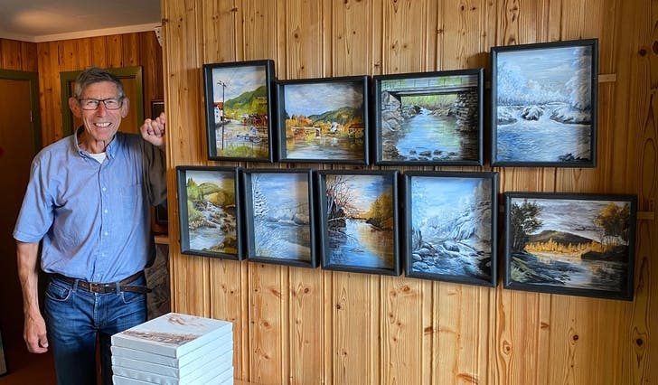 Hans Ingebrigtsen ved eine veggen heime. No stiller han ut fleire bilde som aldri før har vore på utstilling. (Foto: Ørjan Håland)