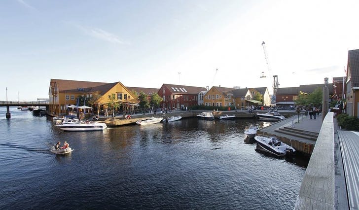 Fiskebrygga i Kristiansand er ein idyllisk plass. Kunne vi ha henta litt av hamna heilt inn i Os sentrum? (Foto: Kjetil Vasby Bruarøy)