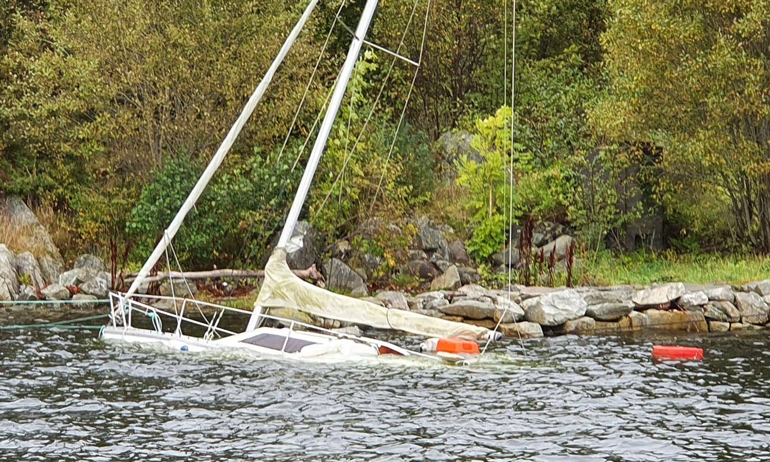 Leiter etter eigar: Seglbåt gått ned i Askvik