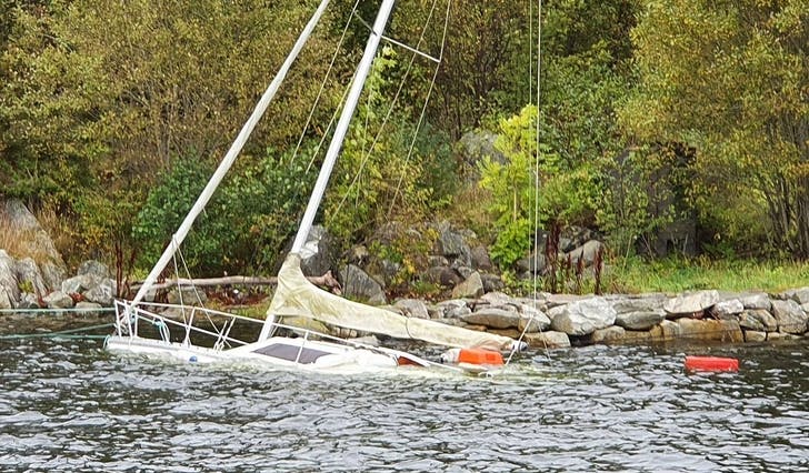 Etter nokre veker ved Askvikneset har seglbåten no gått ned. (Lesarbilde, foto: Vegard Mikkelsen)