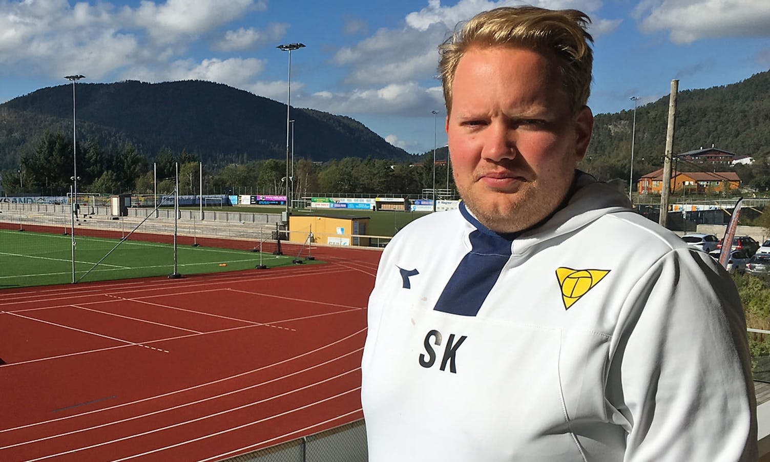 Stian Kvåle overtok damelaget i før årets sesong, og sette tidleg opprykk som mål. (Foto: KVB)