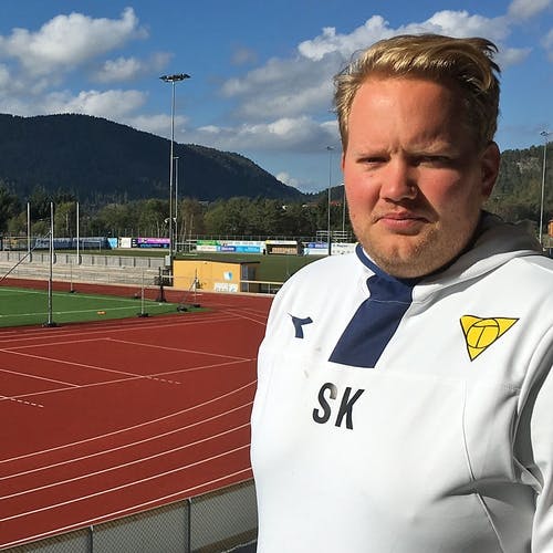 Stian Kvåle overtok damelaget i før årets sesong, og sette tidleg opprykk som mål. (Foto: KVB)